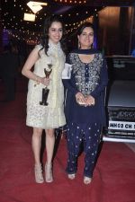 Shraddha Kapoor, Padmini Kolhapure at Stardust Awards red carpet in Mumbai on 10th Feb 2012 (211).JPG